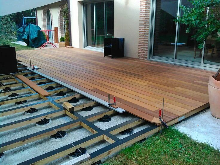 Пол на даче фото La construction d'une terrasse bois posée sur des lambourdes bois Deck designs b