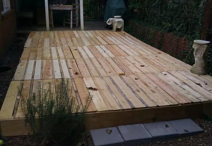 Пол на даче своими руками Before & After: A Bunch of Old Pallets Gain Purpose Pallet decking, Pallet deck 