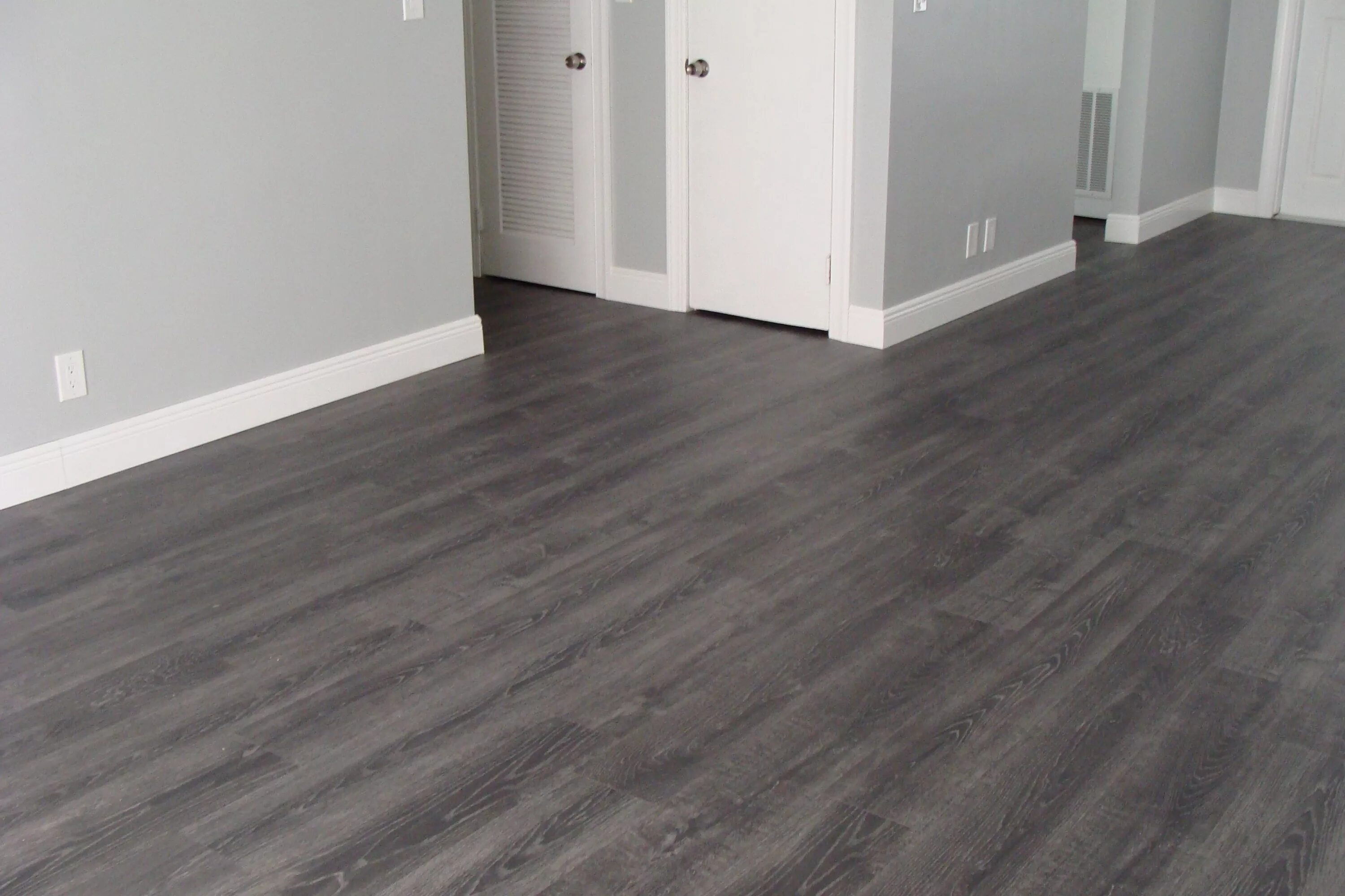 Пол серый дуб в интерьере Tokyo Oak Grey Laminate (All rooms, minus the bathroom s). Grey laminate floorin