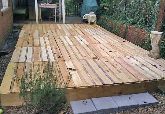 Пол в беседке из доски своими руками Floating Deck Ideas - 10 Ways to Build One Yourself! Pallet decking, Building a 