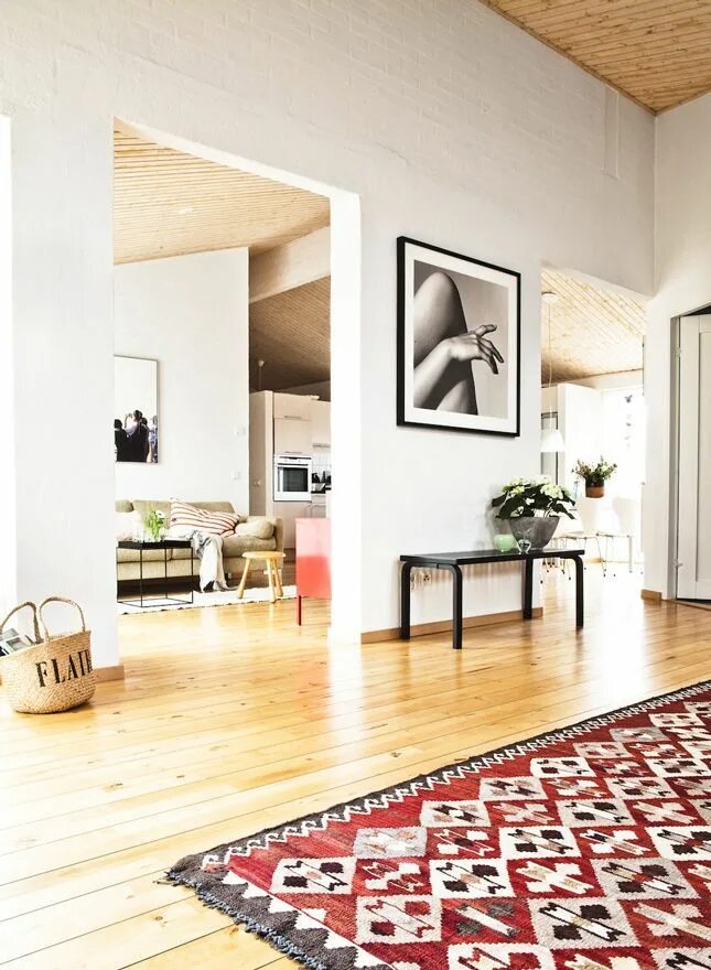 Пол в скандинавском стиле интерьера 12 Spaces that Rock Vintage Rugs Swedish interior design, Swedish interior, Inte