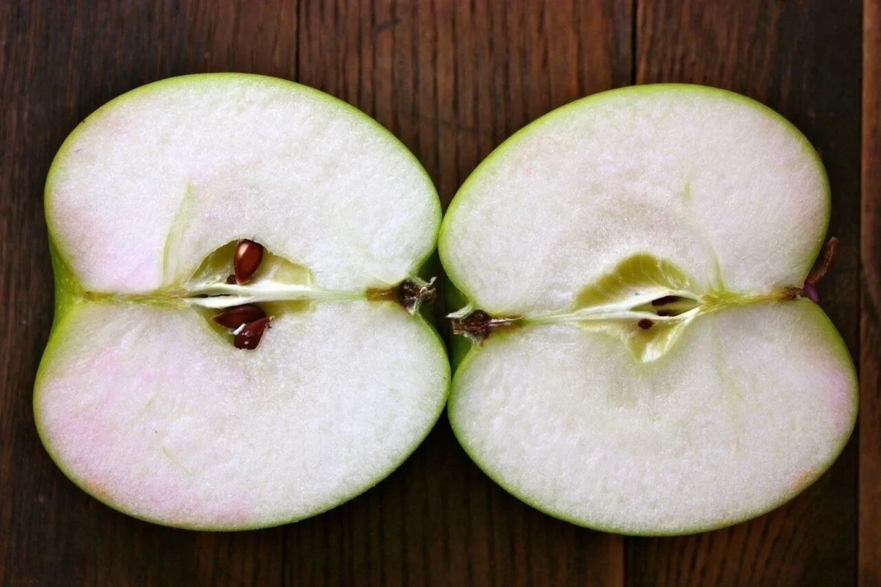 Пол яблока фото Two halves of one apple The helicopter pointed an apple at the front of the farm