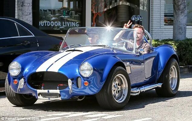 Пола машина фото Aaron Paul and wife Lauren drive around Beverly Hills in vintage car Daily Mail 