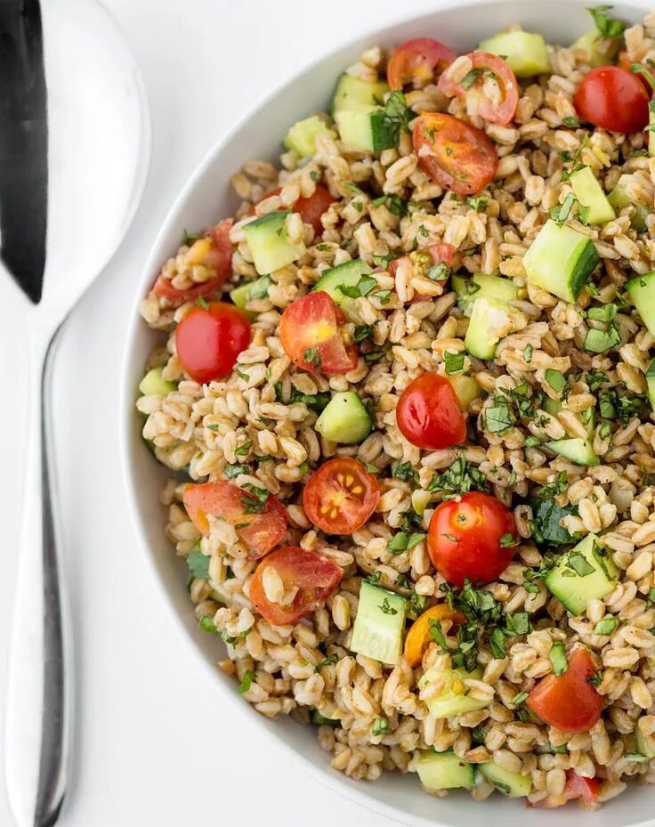 Полба блюдо фото Summer Farro Salad with Tomato, Cucumber & Basil Recipe Farro salad, Farro recip