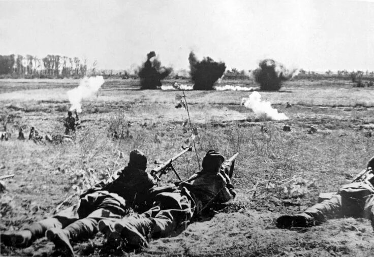 Поле боя вов фото Документальное фото ВОВ 1941-1945 (55 фотографий) Военные фотографии, Солдаты, В