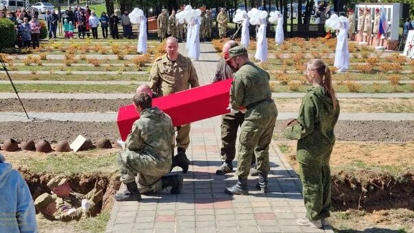 Поле памяти фото 5 мая, на мемориале "ПОЛЕ ПАМЯТИ" в д. Долина состоялось торжественное перезахор