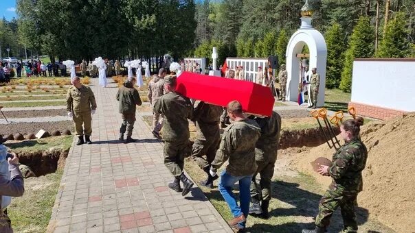 Поле памяти фото 5 мая, на мемориале "ПОЛЕ ПАМЯТИ" в д. Долина состоялось торжественное перезахор