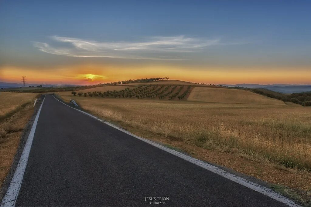 Поле с дорогой фото Carretera secundaria Paseando entre los campos de labranza. Jesus Tejon Flickr