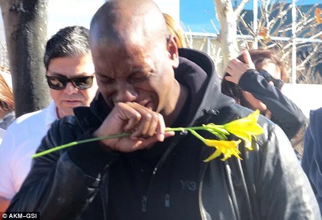 Поле уокере похороны фото Paul Walker's Fast And Furious co-star Tyrese Gibson pictured in tears at crash 