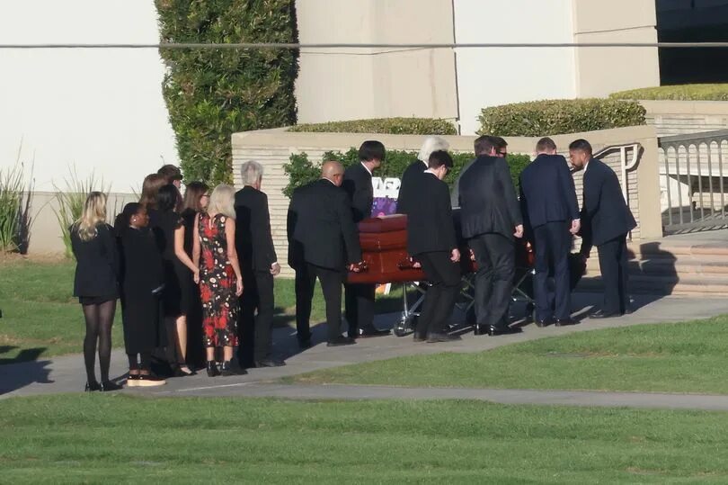 Поле уокере похороны фото Devastated Jennifer Aniston 'among first' at Matthew Perry's funeral and 'kept t