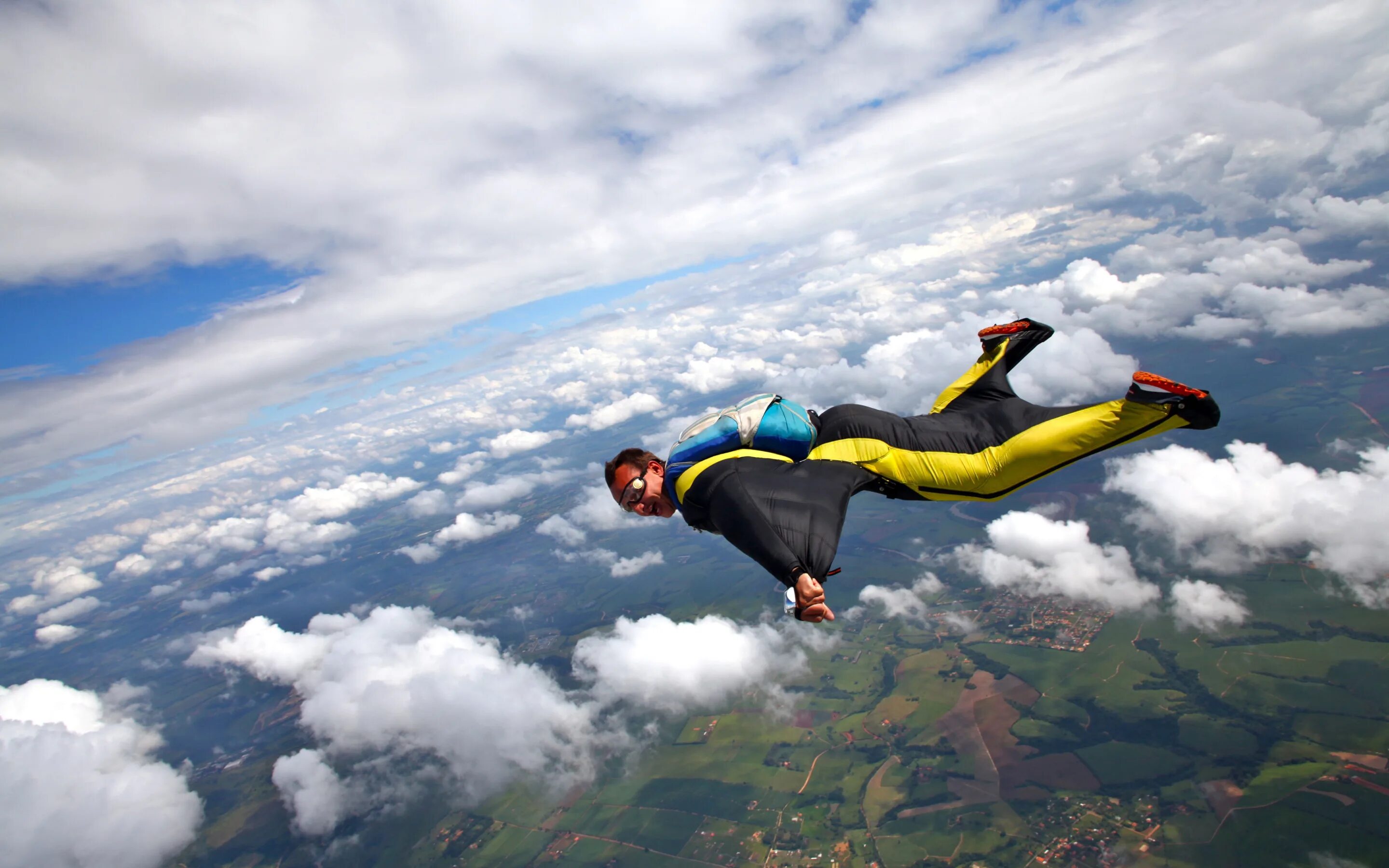 Полет человека фото Download wallpaper photo, Clouds, Sport, Flight, Male, Uniform, Parachuting, sky