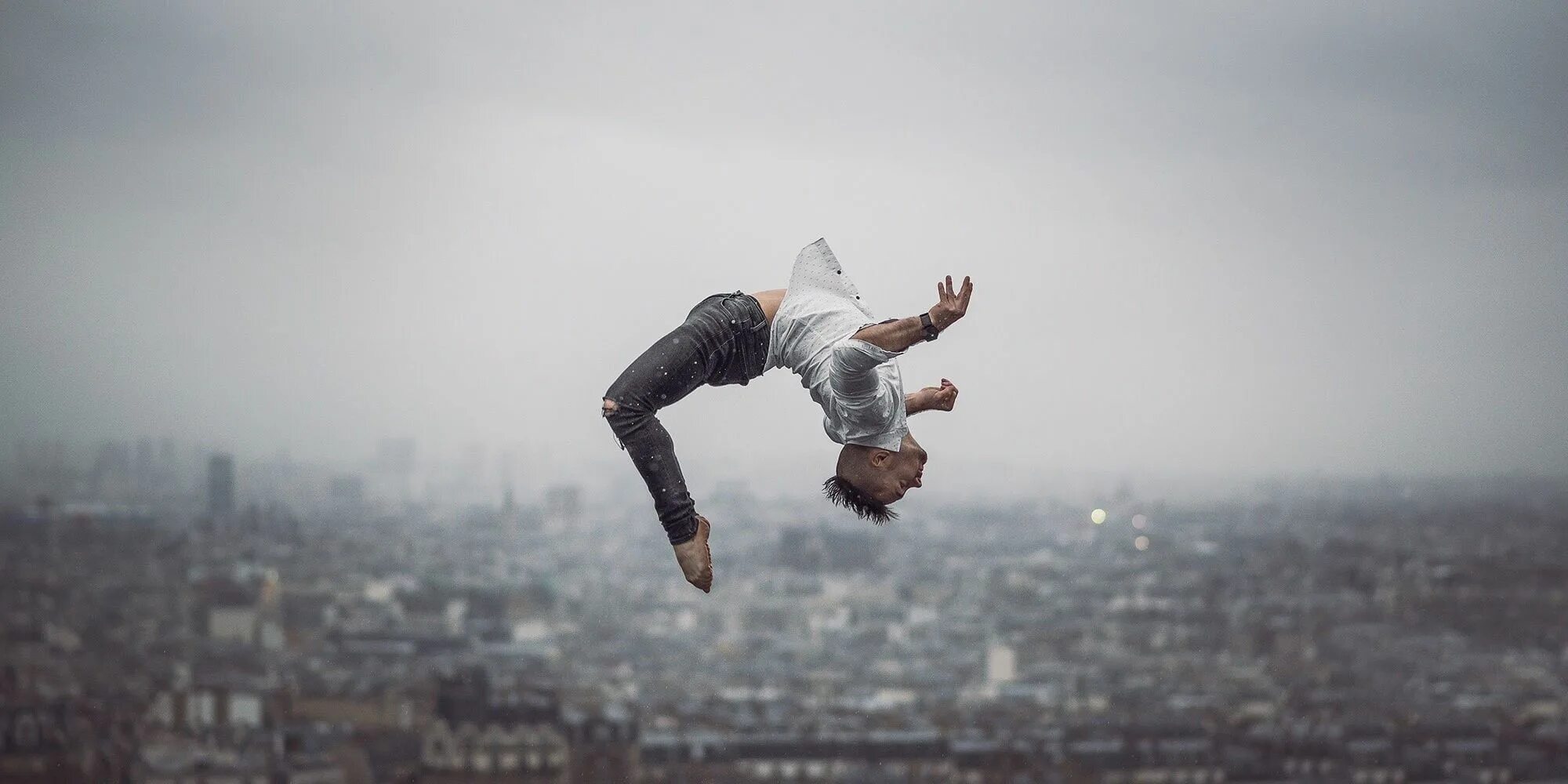 Полет человека фото man black flipping above buildings #ballet #jumping #Paris #backflip #men #1080P