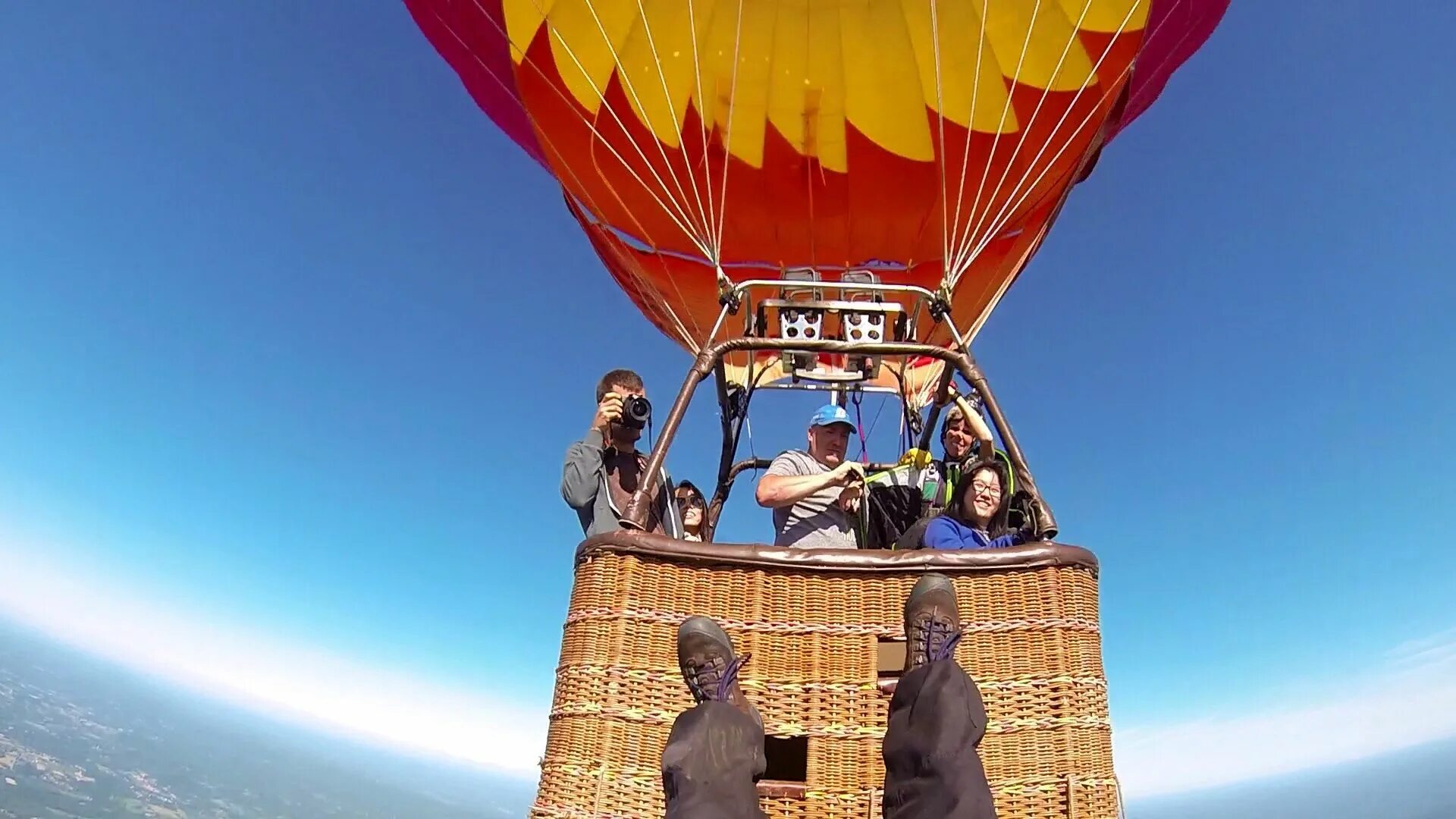 Полет на шаре фото Breathtaking Shot: Man Jumping from Hot Air Balloon