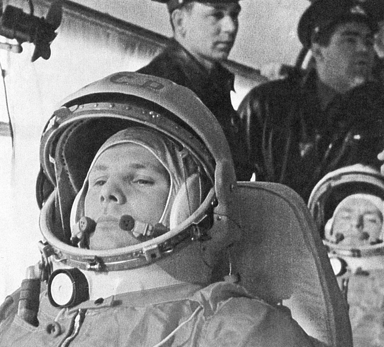 Полет юрия гагарина фото Yuri Gagarin Biography & Facts Britannica