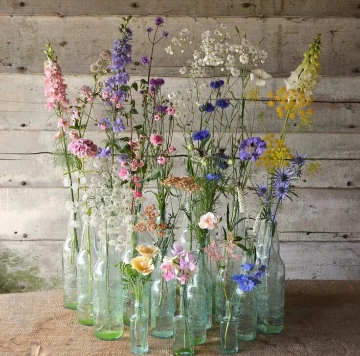 Полевые цветы в интерьере Pretty found wildflower display in vintage antique bottles Spring wedding center