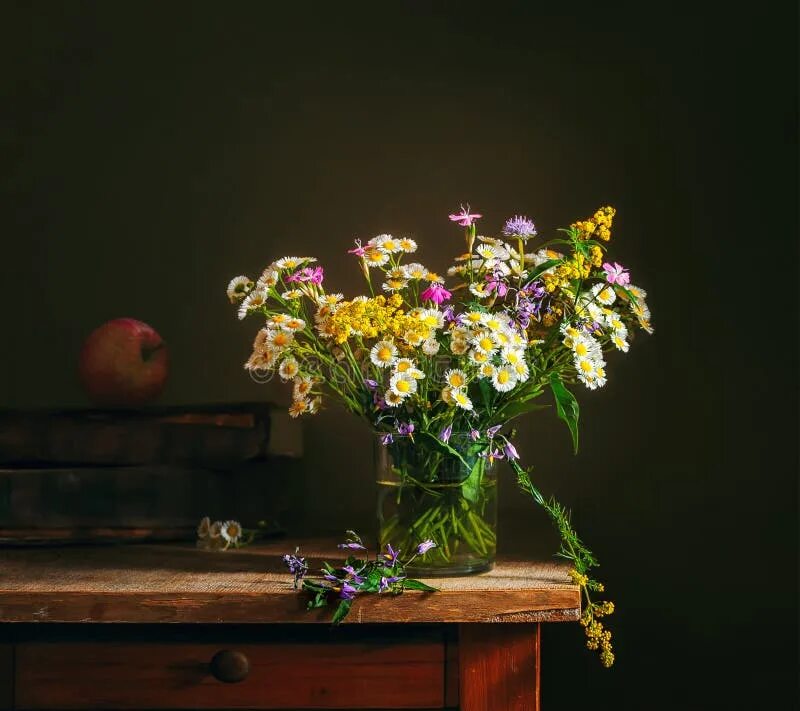 Полевые цветы в вазе фото Still Life with a Bouquet of Peonies, a Glass of Wine, Books and an Extinguished