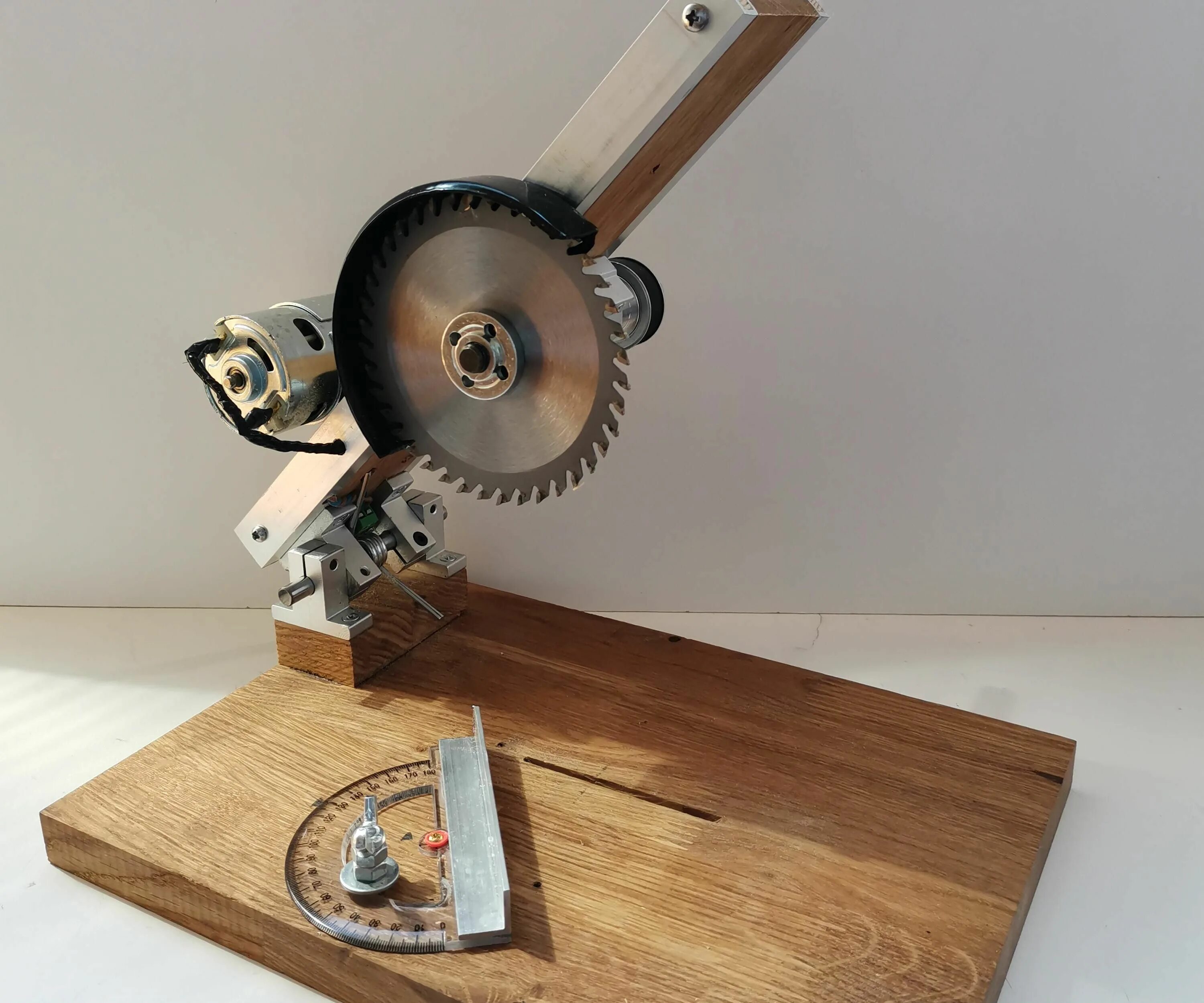 Полезные самоделки для дома своими руками How to Make a Powerful Miter Saw? With 895 Motor Miter saw, Mitered, Making a be