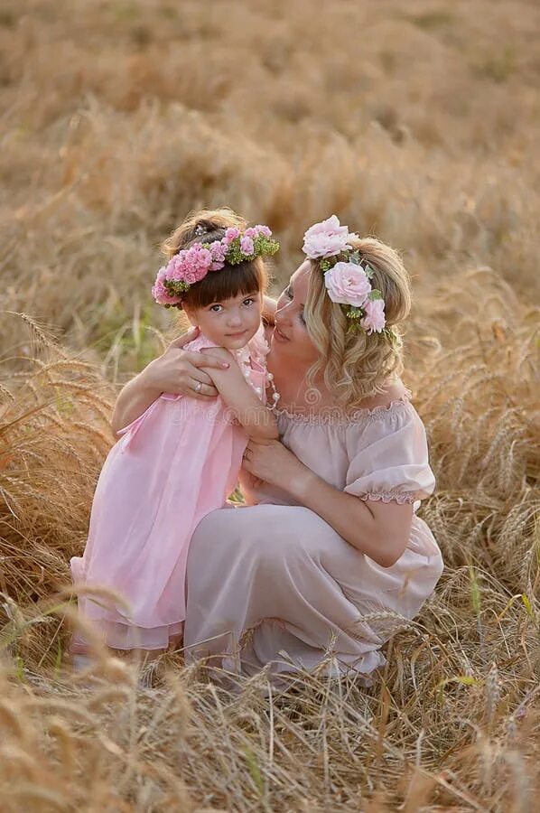 Поли мама фото Mother and Daughter Hugging on Her Head a Garland of Roses, Soft Image Stock Pho