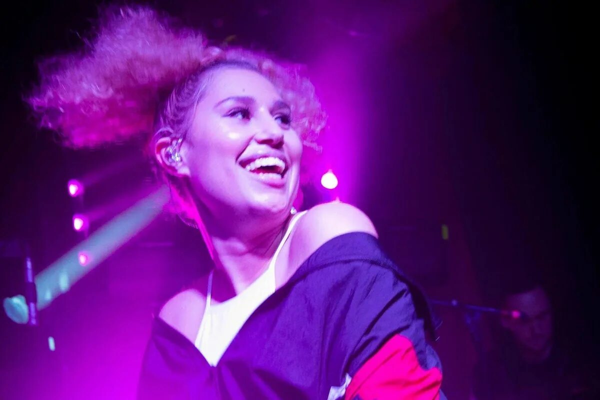 Поли певица фото Raye, tour review: Star in the making who’s keen to learn her trade London Eveni