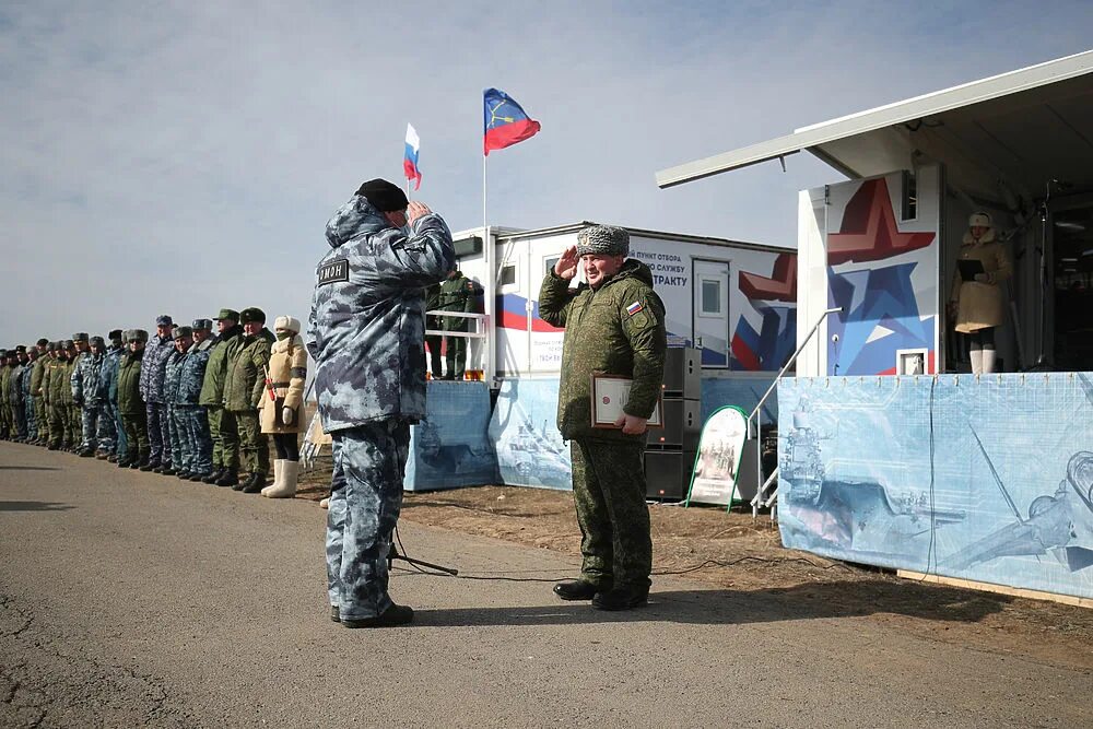 Полигон прудбой волгоградская область фото Андрей Бочаров наградил участников полевых сборов на Прудбое