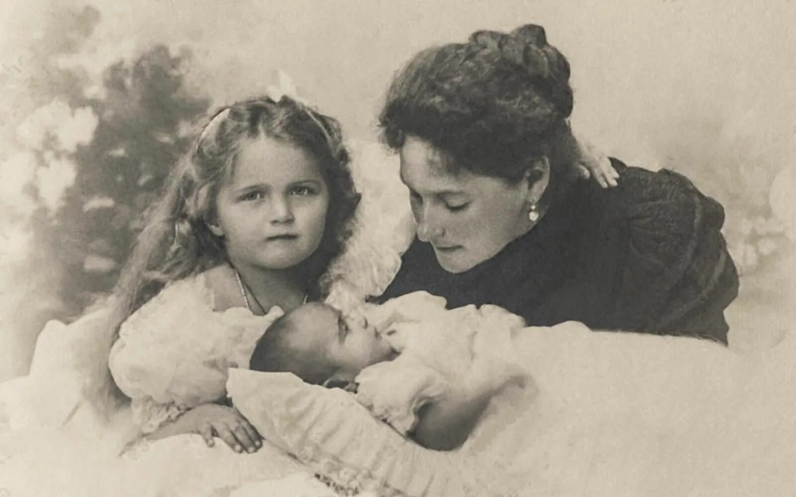 Поликлиника ул поэта александра романова 2 фото Empress Alexandra Feodorovna with daughters Olga and Maria. Alexandra feodorovna