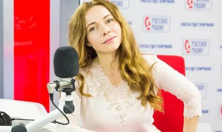 Полина жукова русское радио фото в купальнике Екатерина Гусева наказала неблагодарного зрителя бревном - Гости Русского Радио 