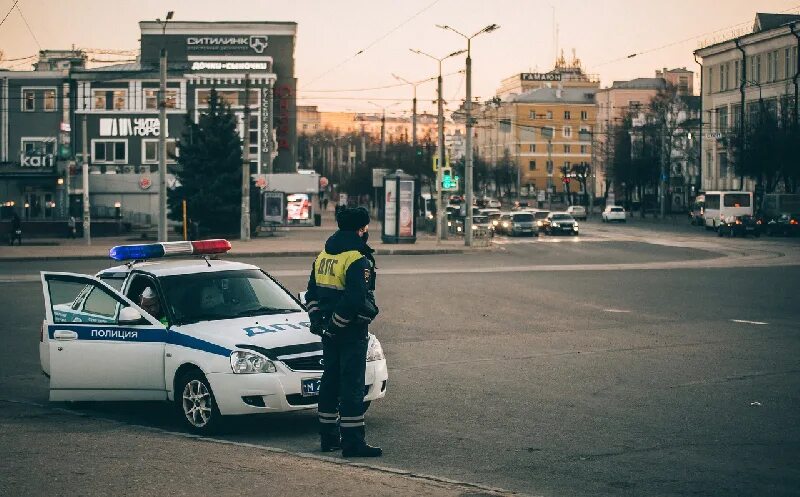 Полицейский на дороге фото В пятницу "сплошные проверки" вновь ждут смоленских водителей Газета "Рабочий пу