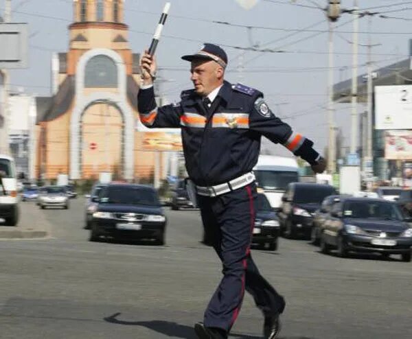 Полицейский на дороге фото В каких случаях полицейскому разрешено проверять документы водителя? - Volkswage