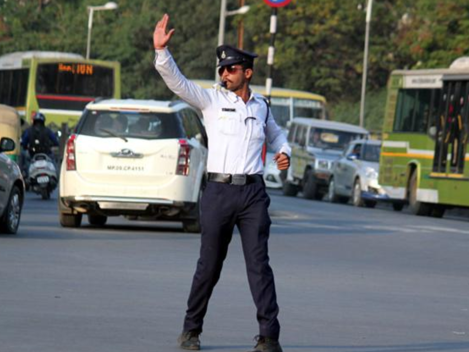 Полицейский на дороге фото En Inde, un agent de la circulation régule le trafic en moonwalk - Closer