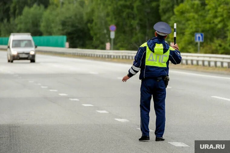 Полицейский на дороге фото В ГИБДД раскрыли подробности ДТП на трассе, где организовано движение в одну пол