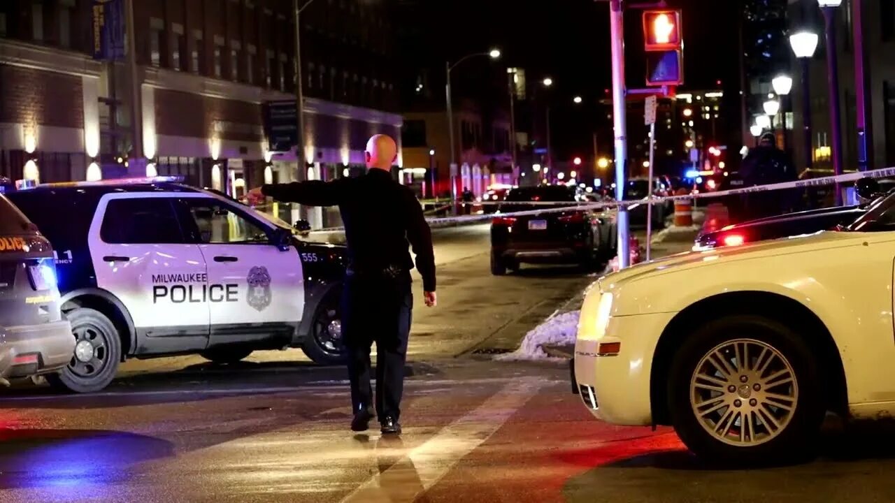 Полицейский ночью фото Milwaukee Police Department officer shot on Marquette's campus, 21st and St. Pau