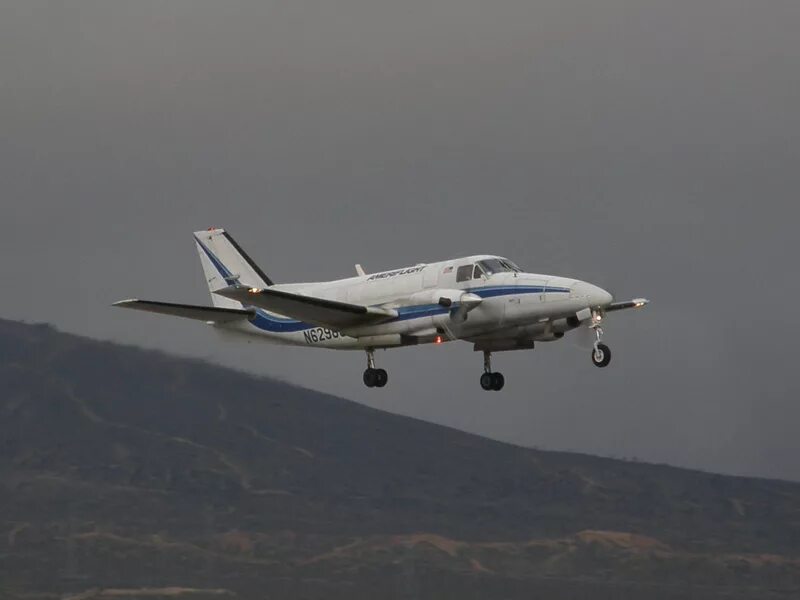 Полицейский самолет фото File:Ameriflight-be99-N62989-090123-01-cr8.jpg - Wikipedia