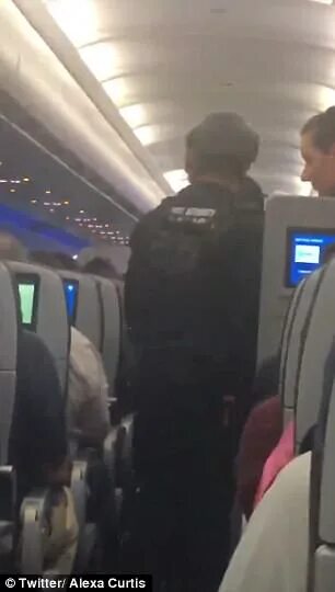 Полицейский самолет фото Police presence surrounds a JetBlue flight at JFK Daily Mail Online