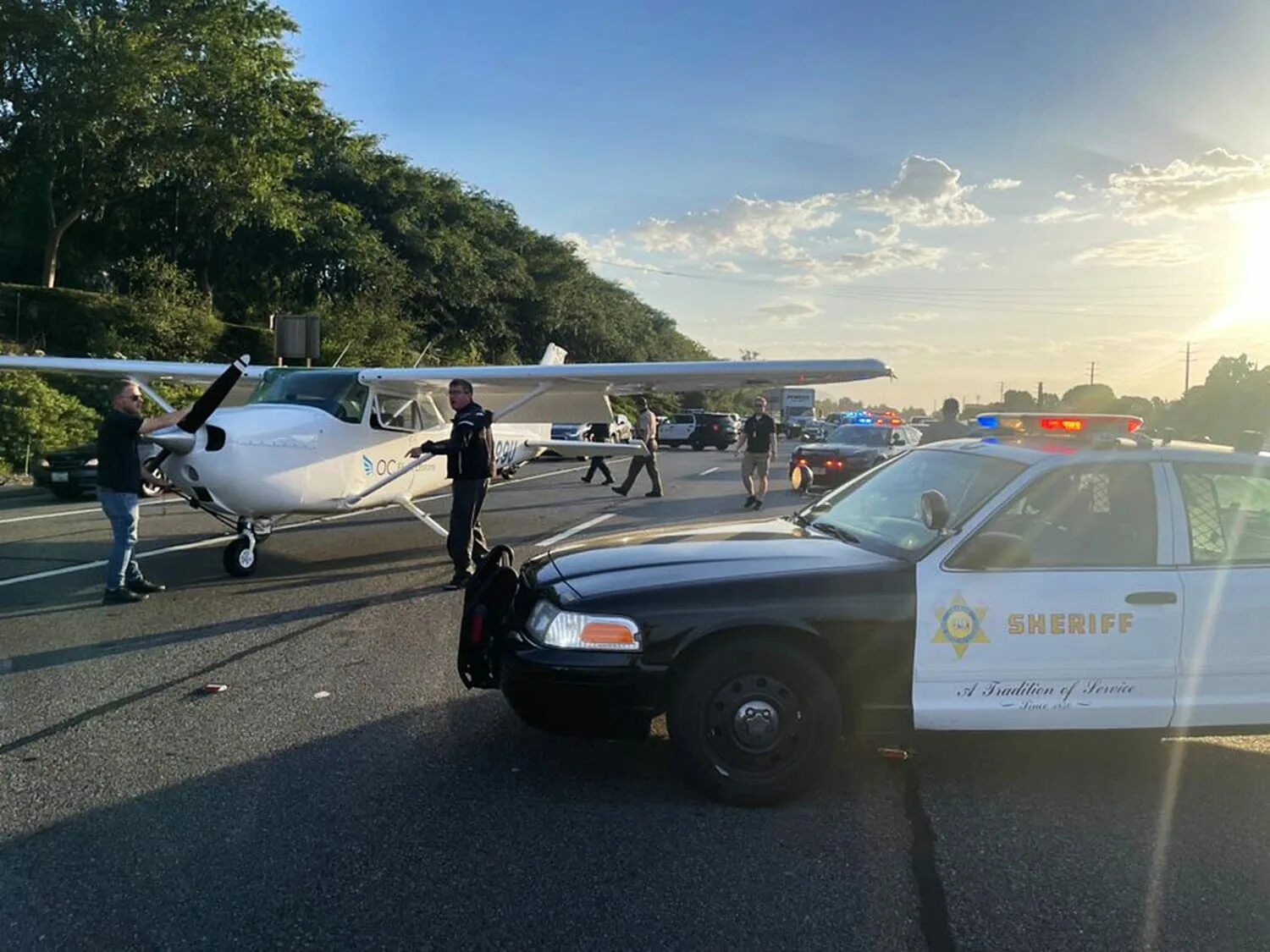 Полицейский самолет фото Plane makes emergency landing on busy California highway