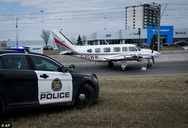 Полицейский самолет фото Canadian woman pilot lands plane on road in Calgary Daily Mail Online