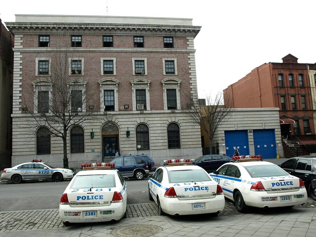 Полицейский участок фото снаружи P032 NYPD Police Station Precinct 32, Harlem, New York Cit. Flickr