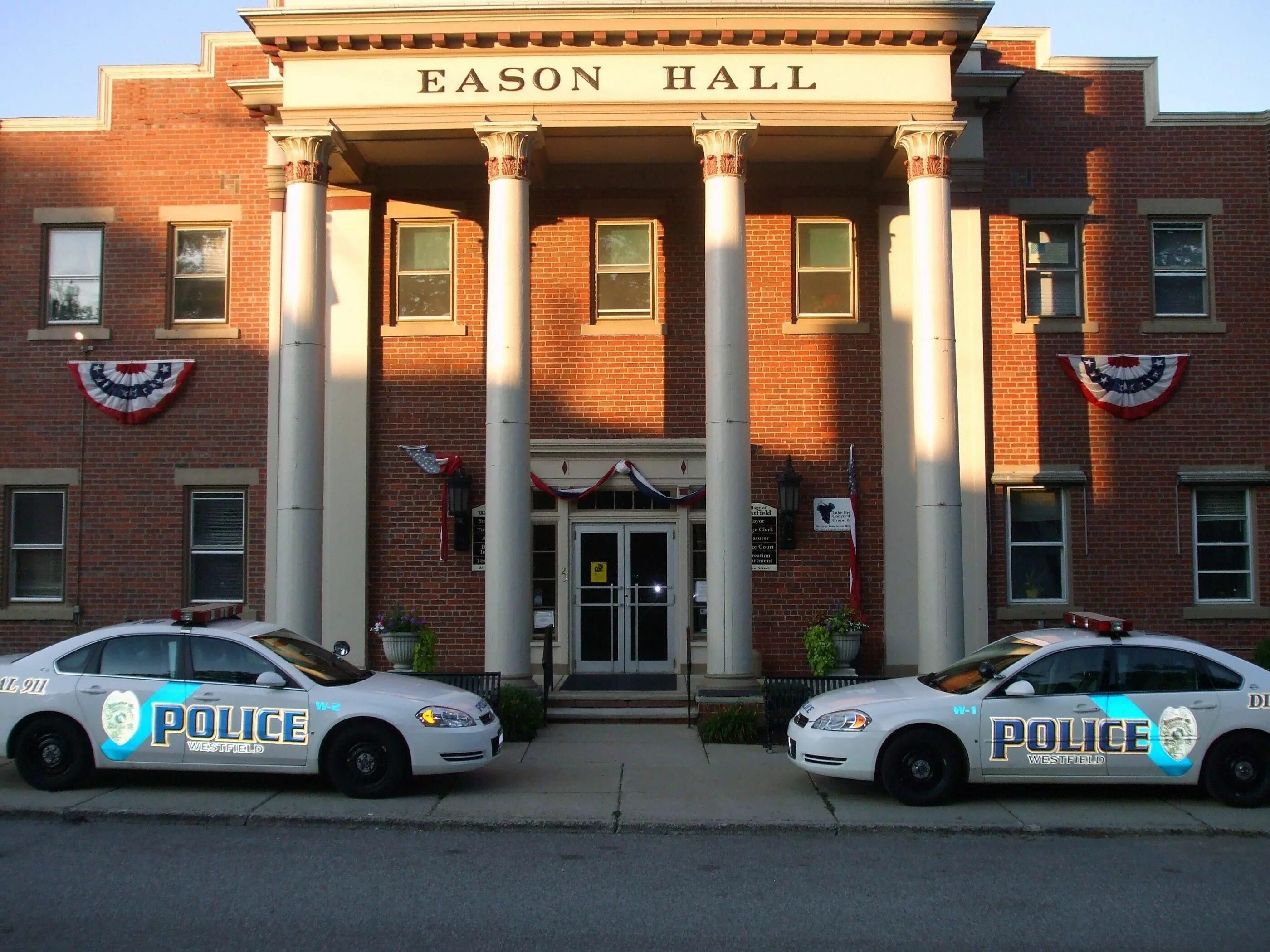 Полицейский участок фото снаружи Eason Hall, where Trent and Robin play a gig. Police, Hall