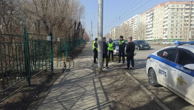 В Алтайском крае полицейский спас маленького ребёнка, который едва не выпал из о