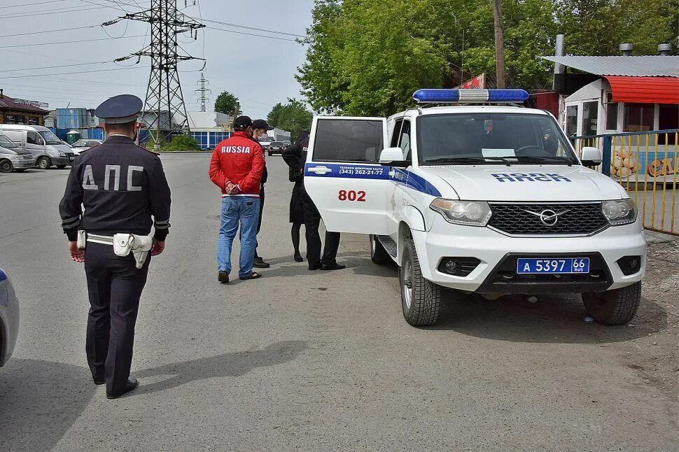 Полиция екатеринбурга фото В Екатеринбурге полицейские проверили сотню мигрантов - "Уральский рабочий"