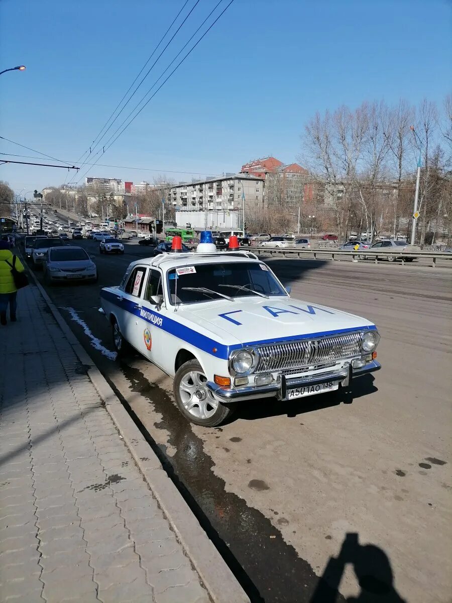 Полиция иркутск фото Власть боится красных флагов. В Иркутске полиция остановила автопробег музея рет