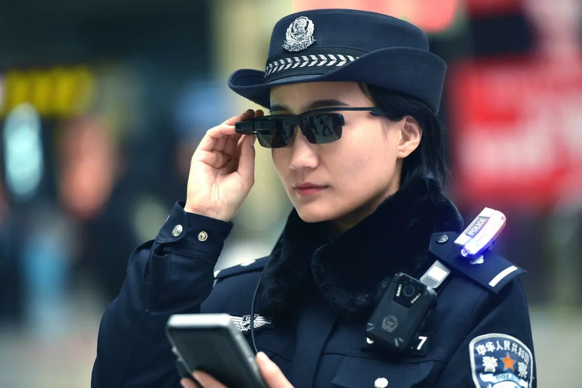 Полиция китая фото Chinese police are using smart glasses to identify potential suspects