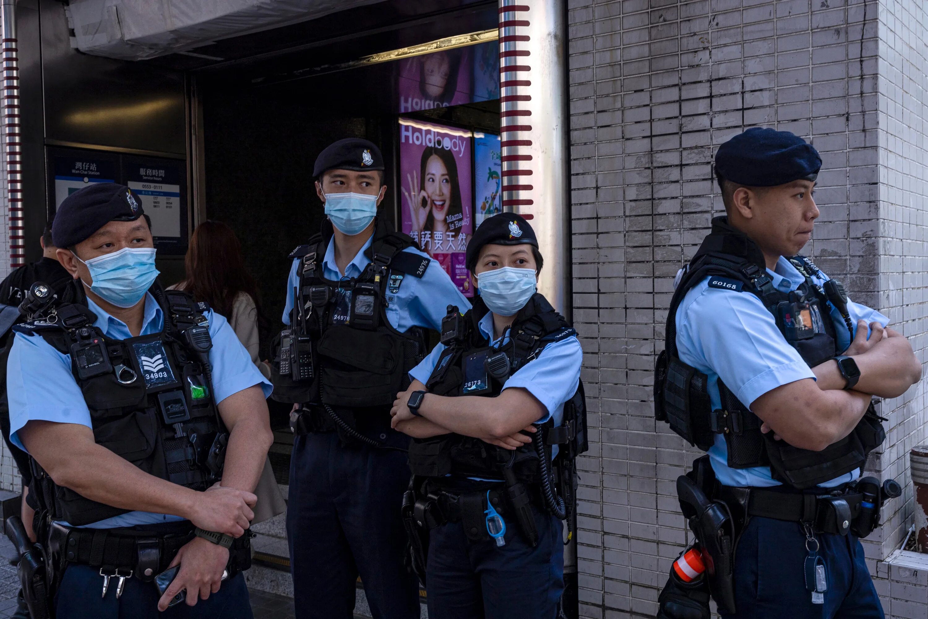 Полиция китая фото Hong Kong police stop activists from joining women's march The Independent