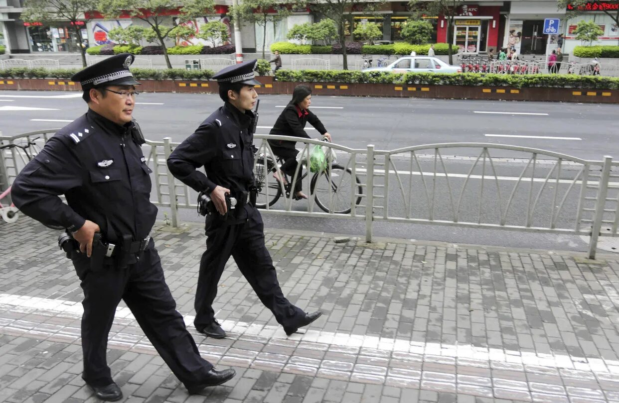 Полиция китая фото Shanghai Police Officers to Begin Carrying Guns - WSJ