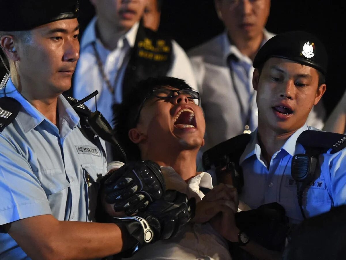 Полиция китая фото Joshua Wong: Hong Kong pro-democracy protest leader arrested by police The Indep