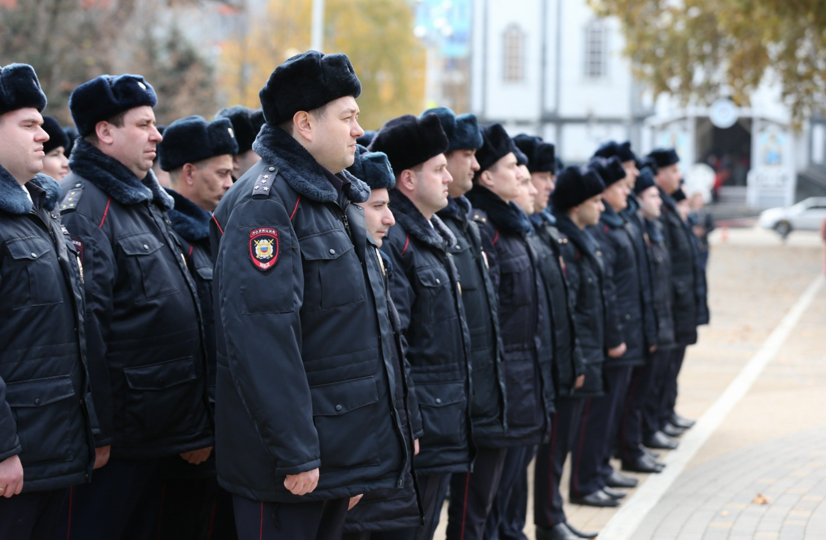 В Краснодаре полицейские отговорили неадекватного мужчину от прыжка с балкона 9-