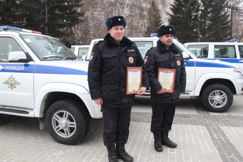 Полиция красноярск фото В Красноярске на гарнизонном разводе сотрудникам полиции вручили 54 новых служеб