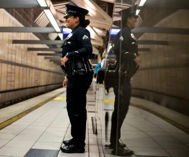 Полиция метро фото Homelessness a 'significant challenge' for LAPD officers patrolling Metro buses 