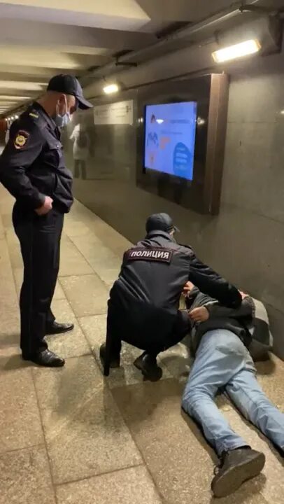 Полиция метро фото В московском метро мужика тащили лицом по полу, Стерлитамак ДТП (все происшестви