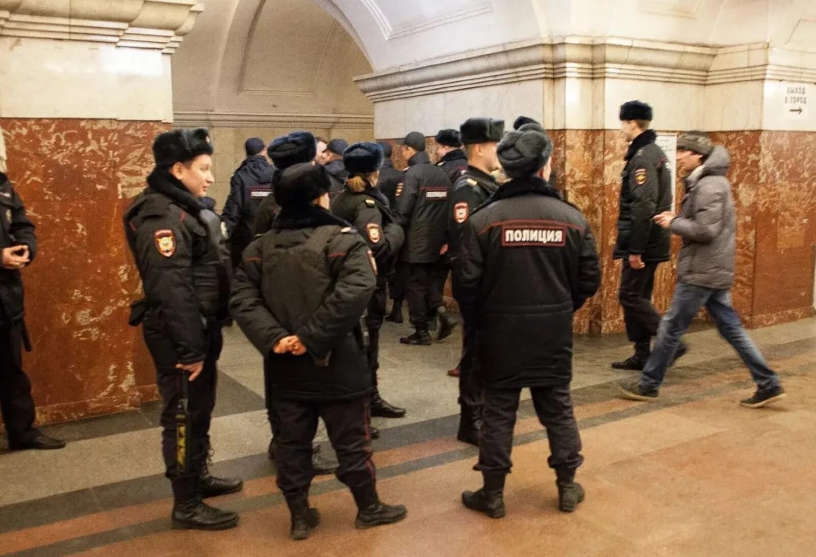 Полиция метро фото В московском метро оштрафовали безрукого человека за отказ носить перчатки