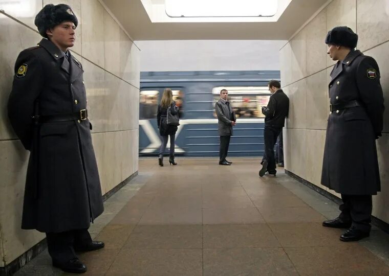 Полиция метро фото Moscow mourns after deadly subway blast